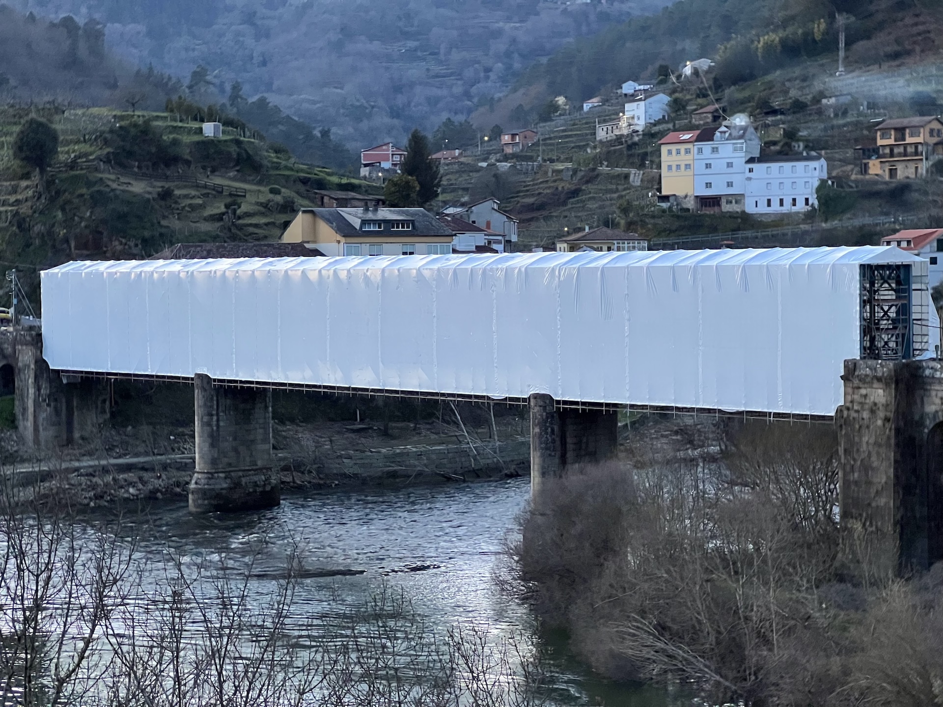Trabajo de gran tamaño como puentes